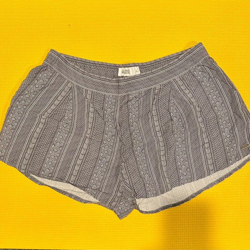 Carve design shorts! Super lightweight and cute w pockets